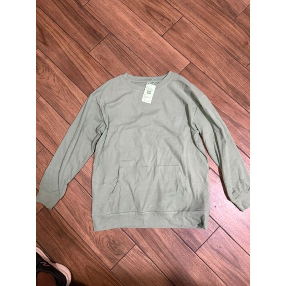 Long sleeve pocket sweatshirt size large, sage green
